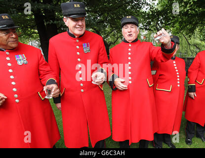 Les retraités de Chelsea apprécient le Whisky Bells lorsqu'ils sont présentés autour de la distillerie Blair Athol de Pitlochry, qui célèbre des chiffres record pour les 12 derniers mois. Banque D'Images