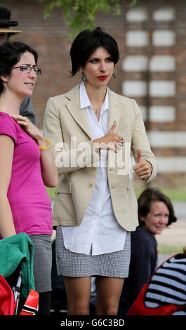 Natalie Hynde, une militante anti-fracturation, parle à ses amis lorsqu'elle arrive au tribunal de justice de Crawley, alors que des activistes comparaissent sur des accusations de manifestations sur le site de forage de Caudrilla à Balcombe, dans l'ouest du Sussex. Banque D'Images