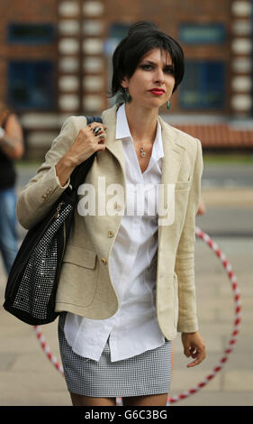 Natalie Hynde, une militante anti-fracturation, arrive au tribunal de justice de Crawley alors que des activistes comparaissent sur des accusations de manifestations sur le site de forage de Caudrilla à Balcombe, dans l'ouest du Sussex. Banque D'Images