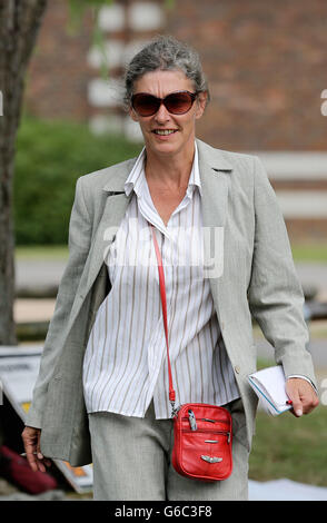 Les militants anti-fracturation Marina Pepper arrivent à la cour des magistrats de Crawley alors que des activistes comparaissent sur des accusations de manifestations sur le site de forage de Caudrilla à Balcombe, dans l'ouest du Sussex. Banque D'Images