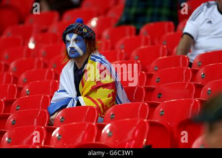 Football - Vauxhall International friendly - Angleterre v Ecosse - Wembley Stadium. Un fan d'Écosse dans les tribunes avant le coup d'envoi Banque D'Images