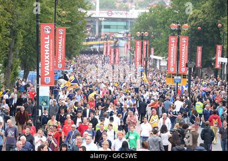 Football - Vauxhall International friendly - Angleterre v Ecosse - Wembley Stadium. Les fans de football marchent sur Wembley Way avant le coup d'envoi Banque D'Images