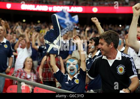 Football - Vauxhall International friendly - Angleterre v Ecosse - Wembley Stadium. Un jeune fan écossais dans les tribunes avant le coup d'envoi Banque D'Images