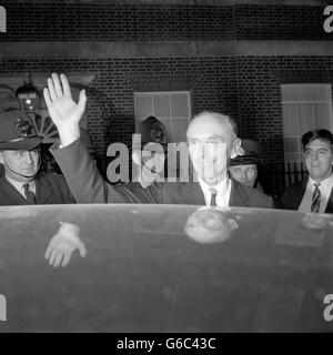 Lord Home dans sa voiture comme il quitte No 10 Downing Street, Londres, pour une pause dans ses tentatives de former un gouvernement à la suite de la démission de Harold Macmillan. Banque D'Images