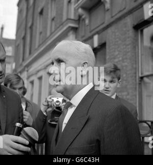 Sir John Richardson, le médecin personnel du premier ministre, quitte le King Edward VII Hospital for Offices, à Marylebone, à Londres, où Harold Macmillan se remet d'une obstruction prostatique. Le PM était visité par la Reine après sa démission de Premier ministre. Banque D'Images