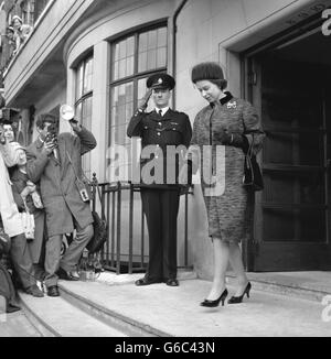 Politique - Harold Macmillan démission - La Reine - King Edward VII Hospital pour les officiers - Londres Banque D'Images