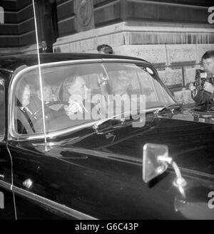 Lord Home départ du Foreign Office, Londres, en voiture après avoir été reçu en audience par la Reine et invité à former un gouvernement à la suite de la démission de Harold Macmillan au poste de Premier ministre en raison de la maladie. Banque D'Images