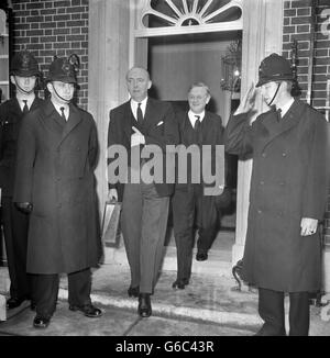 Lord Hailsham, Lord President of the Council and Minister for Science, suit Peter Thorneycroft, ministre de la Défense, du n° 10 Downing Street, Londres, après la réunion du Cabinet tenue par le premier ministre par intérim, R.A. Butler. Banque D'Images