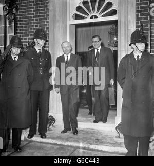 Politique - la démission de Harold Macmillan - Seigneur Maulding Accueil et Reginald - No 10 Downing Street, Londres Banque D'Images