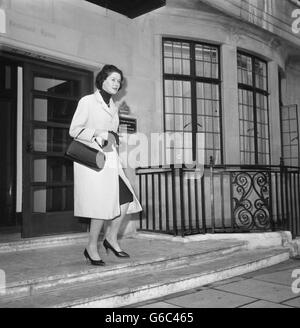 Julian Amfrey, épouse du ministre de l'Aviation et fille du premier ministre Harold Macmillan, partant après une visite à l'hôpital pour officiers du roi Edward VII, Marylebone, Londres, où son père se remet d'une obstruction prostatique. Banque D'Images