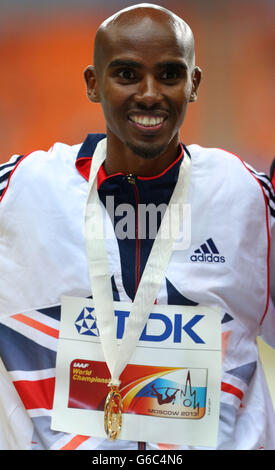 Mo Farah de Grande-Bretagne pose avec sa médaille d'or après avoir remporté les 5 000 mètres hommes au cours du septième jour des Championnats mondiaux d'athlétisme de l'IAAF 2013 au stade Luzhniki à Moscou, en Russie. Banque D'Images