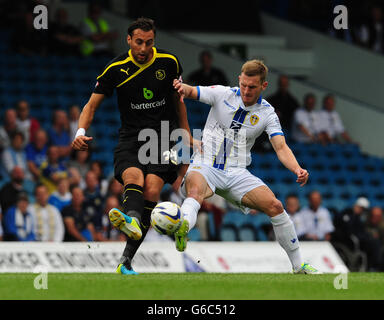 Atdhe Nuhiu de Sheffield Wednesday (à gauche) et Tom Lees de Leeds United en action lors du match de championnat de la Sky Bet football League à Elland Road, Leeds. Banque D'Images