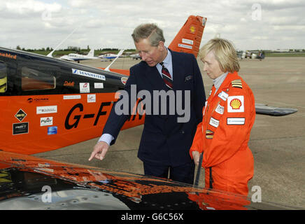 Le Prince de Galles à l'aéroport international de Birmingham pour voir Polly Vacher, lors de sa tentative record de voler dans le monde en solo au-dessus des pôles nord et sud dans un seul avion à moteur. Banque D'Images