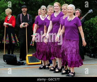 Appalachian Step Dancing by the Step On Board Group durin the Moira Furnace Folk Festival, Leicestershire. Banque D'Images