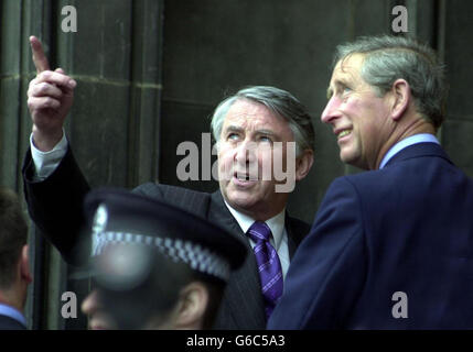 Sir David Steel, président écossais (à gauche), s'entretient avec le prince de Galles (duc de Rothesay en Écosse) lorsqu'il arrive à la cathédrale St Giles pour le Kirking (bénédiction) du nouveau Parlement écossais à Édimbourg. Banque D'Images