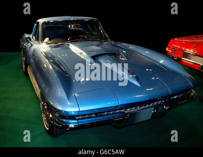 1967 Chevrolet Corvette à la London Classic Car Show 2016 (fond sombre) numériquement.. Banque D'Images