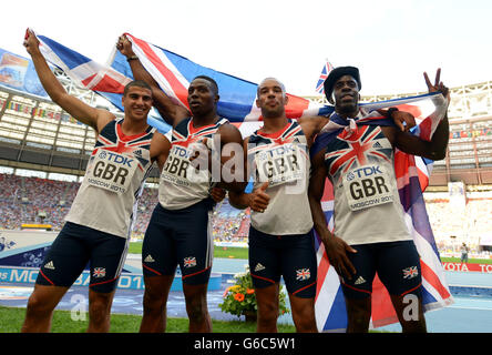 Adam Gemili, Harry Aikines Aryeetey, James Ellington et Dwain Chambers célèbrent leur médaille de bronze dans le relais hommes 4x100m avant d'être disqualifiés pour un changement illégal au cours du neuf jour des Championnats du monde d'athlétisme 2013 de l'IAAF au stade Luzhniki à Moscou, en Russie. Banque D'Images