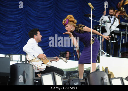 Paloma Faith se produit sur la scène Virgin Media pendant la deuxième journée du V Festival au Weston Park à Weston-Under-Lizard. Banque D'Images