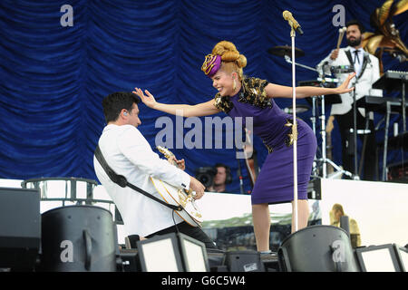 Paloma Faith se produit sur la scène Virgin Media pendant la deuxième journée du V Festival au Weston Park à Weston-Under-Lizard. Banque D'Images