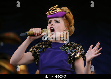 Paloma Faith se produit sur la scène Virgin Media pendant la deuxième journée du V Festival au Weston Park à Weston-Under-Lizard. Banque D'Images