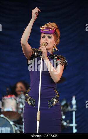 Paloma Faith se produit sur la scène Virgin Media pendant la deuxième journée du V Festival au Weston Park à Weston-Under-Lizard. Banque D'Images