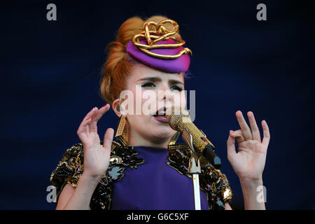 Paloma Faith se produit sur la scène Virgin Media pendant la deuxième journée du V Festival au Weston Park à Weston-Under-Lizard. Banque D'Images