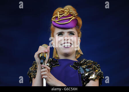 Paloma Faith se produit sur la scène Virgin Media pendant la deuxième journée du V Festival au Weston Park à Weston-Under-Lizard. Banque D'Images