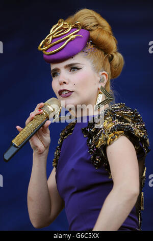 Paloma Faith se produit sur la scène Virgin Media pendant la deuxième journée du V Festival au Weston Park à Weston-Under-Lizard. Banque D'Images