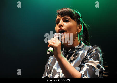 Jessie Ware joue sur la scène Arena pendant le deuxième jour du V Festival au Weston Park à Weston-Under-Lizard. Banque D'Images