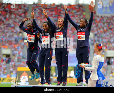 L'équipe de relais féminine française 4x100 célèbre sur le podium avant de recevoir leurs médailles.Ils ont ensuite été disqualifiés, ce qui signifie que la Grande-Bretagne a gagné le bronze au cours du neuf jour des Championnats du monde d'athlétisme de l'IAAF 2013 au stade Luzhniki à Moscou, en Russie. Banque D'Images