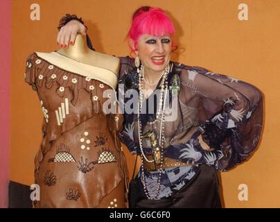 La créatrice de mode Zandra Rhodes pose à côté d'une robe de chocolat - créée par Monsieur Jean-Claude Sibret, Maître Chocolatier à Godiva - pour marquer l'ouverture de son Musée de la mode et du textile à Bermondsey Street, au sud-est de Londres. * ... et pour célébrer la première nuit de l'exposition "Ma robe préférée". Banque D'Images