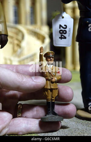 L'une des plus grandes collections de soldats modèles jamais mis aux enchères est en exposition à Vectis Auction House à Middlesbrough. L'armée d'expositions, qui sera vendue à deux enchères, présentera 150,000 figurines miniatures et devrait en extraire environ 500,000. * la première vente aux enchères aura lieu à la Vectis Auction House, à Fleck Way, Thornaby, Teesside, le 21 mai, et la deuxième vente aux enchères aura lieu sur le même site le 15 octobre. Banque D'Images