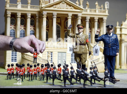 L'une des plus grandes collections de soldats modèles jamais mis aux enchères est en exposition à Vectis Auction House à Middlesbrough. L'armée d'expositions, qui sera vendue à deux enchères, présentera 150,000 figurines miniatures et devrait en extraire environ 500,000. * la première vente aux enchères aura lieu à la Vectis Auction House, à Fleck Way, Thornaby, Teesside, le 21 mai, et la deuxième vente aux enchères aura lieu sur le même site le 15 octobre. Banque D'Images