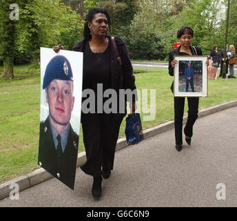 Glasme Davis (à gauche) et Deveen Clarke - la mère et la femme de Mario O'brian-Clarke, un soldat décédé lors de son service à la caserne Deepcut de Surrey, manifestent à l'extérieur de la caserne lors d'une visite de la princesse royale. * les relations protestaient lors de la visite de la princesse pour marquer le 10e anniversaire de la Royal Logistics Corp dans son rôle de colonel en chef, tandis que la police de Surrey réexamine les preuves relatives à la mort de quatre soldats qui sont tous morts de blessures par balle. Banque D'Images