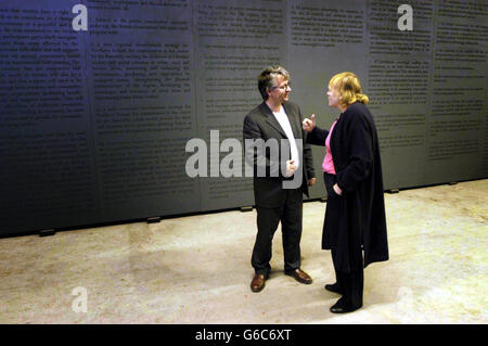 L'ancien secrétaire d'Irlande du Nord, Mo Mowlam, et l'artiste Shane Cullen regardent son travail, "l'Accord", à Londres. La sculpture mesure 67 mètres de longueur et présente les 11 500 mots de l'Accord du Vendredi Saint de 1998 sculptés en 56 panneaux. * il se fera à Dublin, Londonderry, Belfast, Londres et Manchester. Banque D'Images