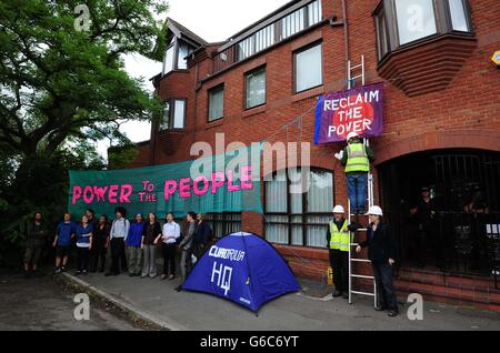 Des manifestants anti-fracturation occupent le siège de la société énergétique Cuadrilla, basée à Lichfield. Banque D'Images