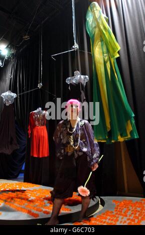 La créatrice de mode Zandra Rhodes pose avec des robes pour marquer l'ouverture de son Musée de la mode et du textile à Bermondsey Street, dans le sud-est de Londres, et pour célébrer la première nuit de l'exposition « My Favorite Dress ». Banque D'Images