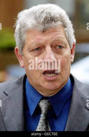 Le Dr Robert Phipps arrive à Barnett House, Manchester avant son audience au Conseil médical général, où il est allégué qu'il a fourni des informations fausses et trompeuses dans son Curriculum Vitae, * .. À Bradford NHS Trust et au Royal College of Surgeons, Édimbourg. Banque D'Images