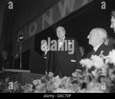 Sir Winston Churchill s'adresse à une réunion de masse des conservateurs à la suite de la cinquième session de la conférence annuelle du Parti conservateur à Margate, dans le Kent. Il fait son discours avec Lord Salisbury (arrière-plan), qui a ouvert la réunion. Banque D'Images