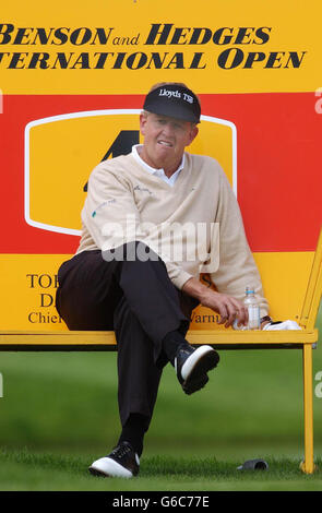 Colin Montgomerie, en Écosse, fait une pause lors de l'Open International de Benson and Hedges au Beffroi, West Midlands. Banque D'Images