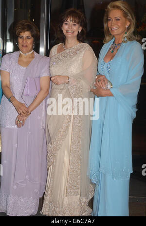 Cherie Booth QC (au centre) arrive aux Asian Women of Achievement Awards avec Pinky Lilani, fondatrice des prix (à gauche) et Mme Renate Thyssen-Henne à l'hôtel Hilton de Park Lane à Londres. Banque D'Images