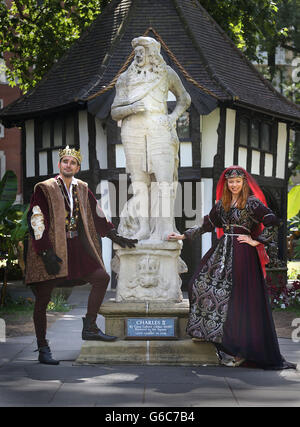 Les acteurs Kieran Tolan vêtus du roi Edward IV et JO Cummins vêtu de la Reine blanche à Soho Square, Londres pour la sortie du drame de la BBC la Reine blanche qui est maintenant disponible sur DVD. Banque D'Images