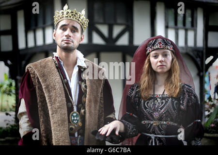 Les acteurs Kieran Tolan vêtus du roi Edward IV et JO Cummins vêtu de la Reine blanche à Soho Square, Londres pour la sortie du drame de la BBC la Reine blanche qui est maintenant disponible sur DVD. Banque D'Images