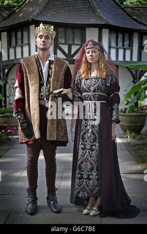 Les acteurs Kieran Tolan vêtus du roi Edward IV et JO Cummins vêtu de la Reine blanche à Soho Square, Londres pour la sortie du drame de la BBC la Reine blanche qui est maintenant disponible sur DVD. Banque D'Images