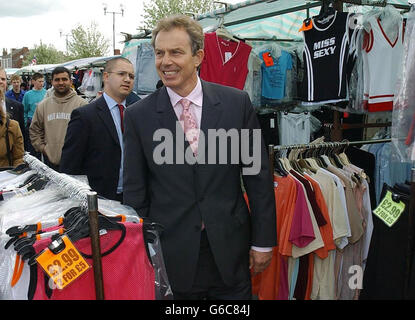 Le Premier ministre Tony Blair traverse le marché du vendredi de Ferryhill lors de sa visite dans la ville au cours de sa visite dans le Nord-est. Banque D'Images