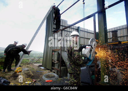 Les sapeurs de l'armée démantelent la tour de surveillance Cloghostige dans le sud d'Armagh, l'une des deux tours de surveillance au sommet d'une colline démantelées dans la région. Les Royal Engineers sont allés au premier feu pour commencer à descendre les postes d'observation sur le sommet de la montagne Cloghogue et à Tievecrom. * en dehors de Forkhill, après la décision de retirer les deux postes, dont les soldats ont suivi les mouvements de l'IRA pendant près de deux décennies, a été annoncé dans le cadre du processus de normalisation par le Premier ministre Tony Blair quand lui et son homologue irlandais Bertie Ahern ont publié leur Déclaration commune. Banque D'Images