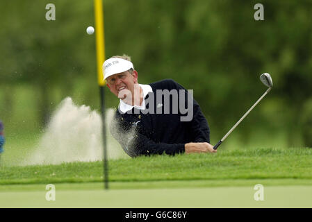 Colin Montgomerie fait sortir le bunker sur le 8e green lors de sa deuxième partie de l'Open international Benson & Hedges au Beffroi, à Sutton Coldfield. Banque D'Images