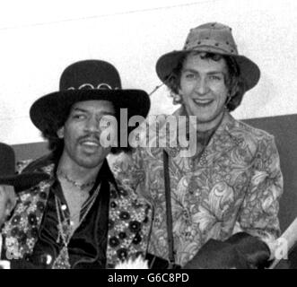 Jimi Hendrix et Mitch Mitchell se mettent en direction des États-Unis pour une excursion sur le point de monter à bord de leur avion à l'aéroport de Heathrow, Londres. Le groupe Jimi Hendrix Experience recevra aux États-Unis un disque d'or de la société de disques de Sinatra pour sa première LP avez-vous de l'expérience? pour passer le chiffre d'affaires en millions de dollars. Banque D'Images