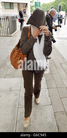 Anne Skinner, la femme du chef de Mafia Domenico Rancadore, quitte le tribunal de Westminster, Marylebone, Londres, à la suite de son audience de mise en liberté sous caution. Banque D'Images