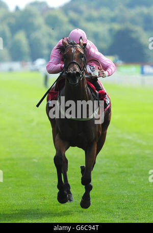 Lucky Kristale, monté par Tom Queally, remporte les piquets Connolly's Red Mills Lowther lors du deuxième jour du Yorkshire Ebor Festival 2013 à l'hippodrome de York, York. Banque D'Images